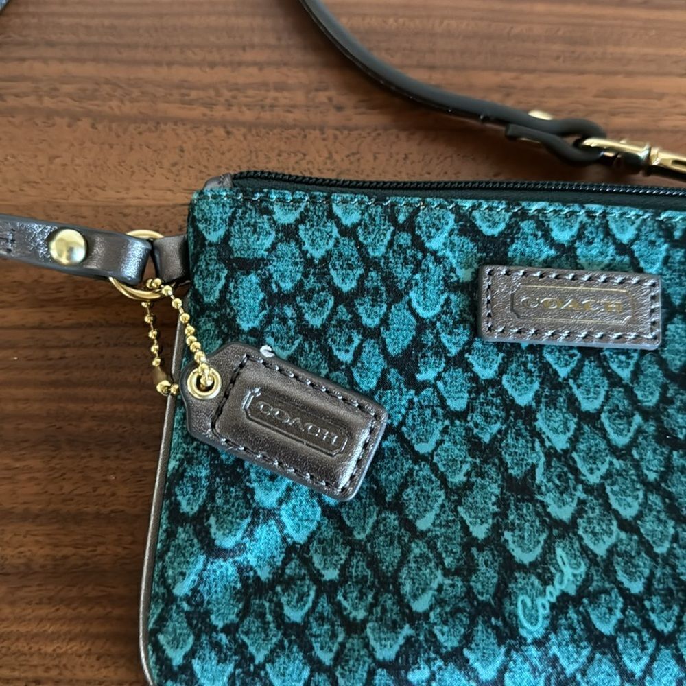 COACH emerald snake print silky fabric wristlet. Multi-function strap New w/ tag - Picture 3 of 5